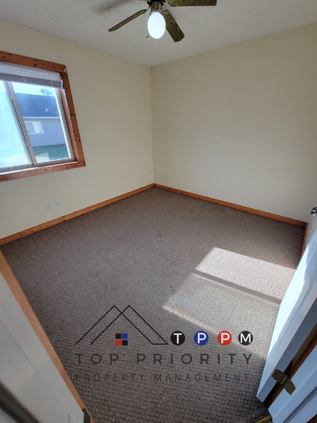 Building Photo - 3 Bedroom | 1 Bathroom Unit in Brandon Ava...