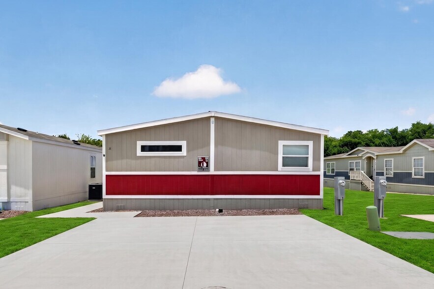 Building Photo - 2033 Daisy Lou