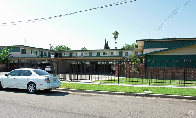 Primary Photo - 4776 E Clay Ave