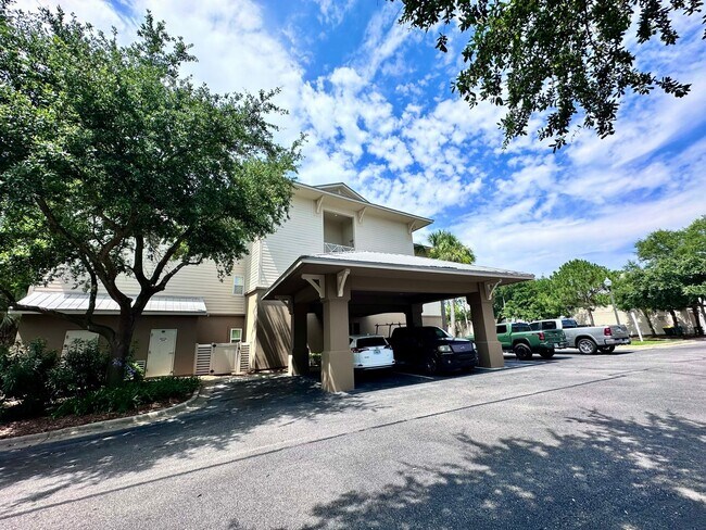 Building Photo - Newly renovated 2 Bed/2 Bath condo in heart of Destin