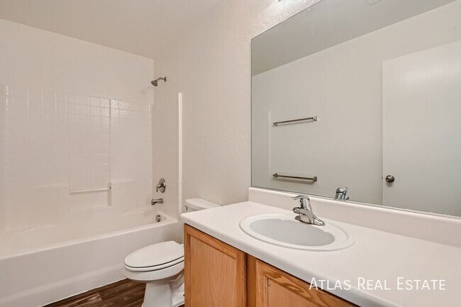 Building Photo - 2692 Niddrie Ave