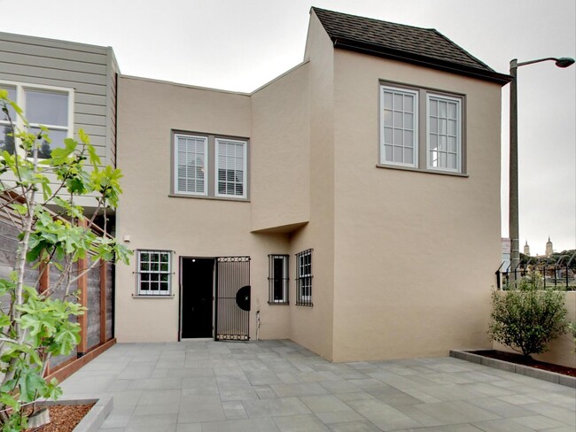 Building Photo - Spacious Four Bedroom Home in Lone Mountain