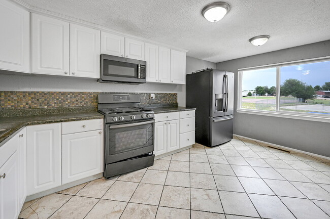 Building Photo - $1,995.00, 3 bed, 2 bath located in Fountain