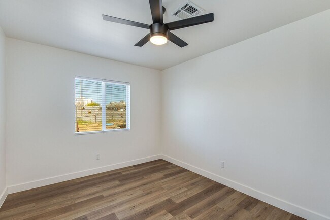 Building Photo - 1329