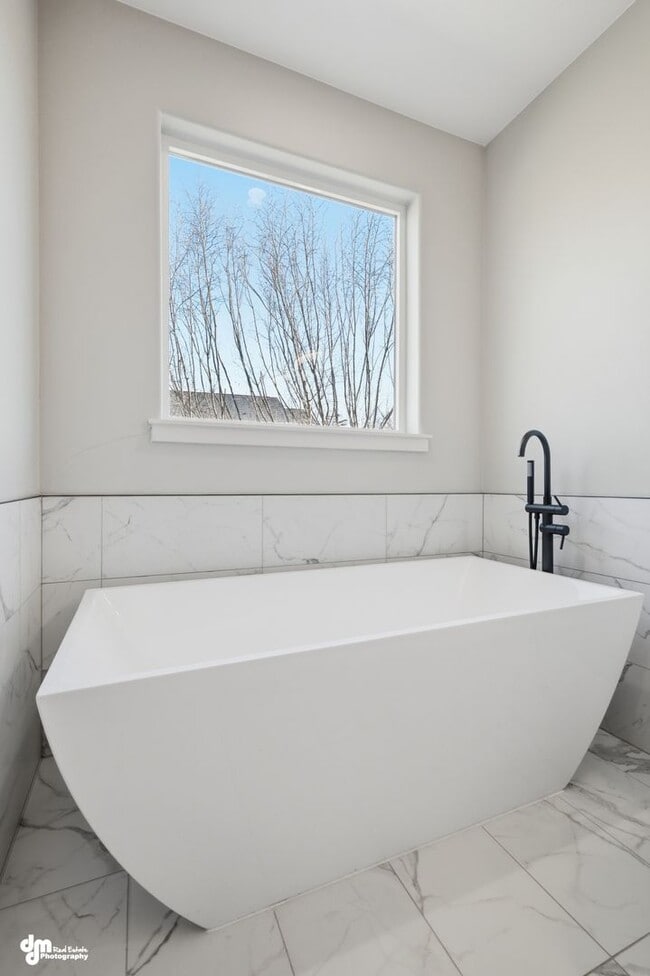 Building Photo - 4 Bedroom | 2.5 Bathroom | 2 Car Garage - Convenient Location!