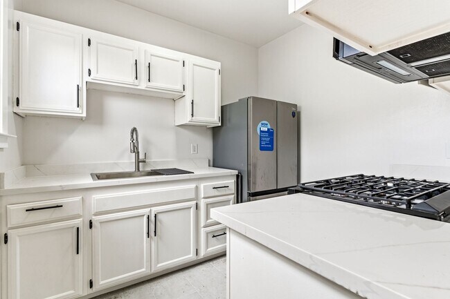 Building Photo - Fully Renovated 2 Bed, 1 Bath Oakland Home with In-Unit Laundry