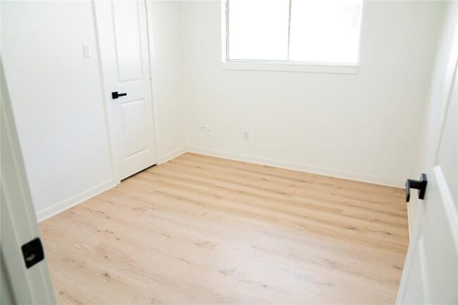 Building Photo - 4451 Oak Shadows Dr