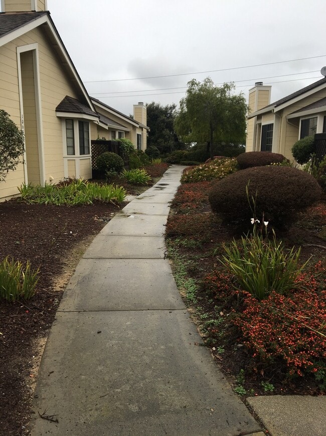 Building Photo - Great 2 Bedroom 2 Bath Condo in Seaside