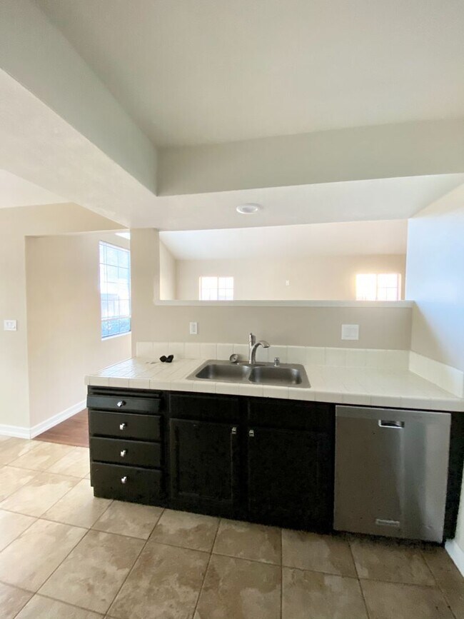 Building Photo - Three Bedroom, 2.5 Bath - Thousand Oaks