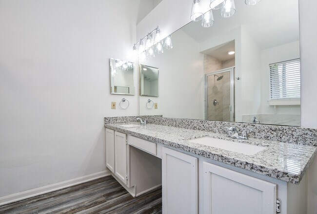 Building Photo - 3934 Forest Village Dr