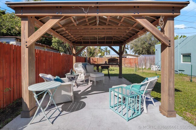 Building Photo - 301 Hawthorne Dr