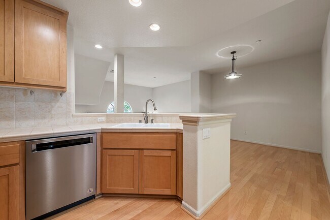 Building Photo - Spacious Tri-Level Home - Great Downtown S...