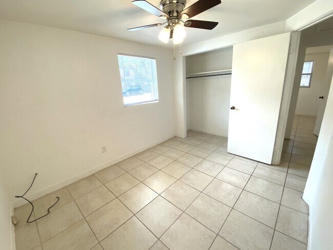 Building Photo - 908 SW 6th Ave