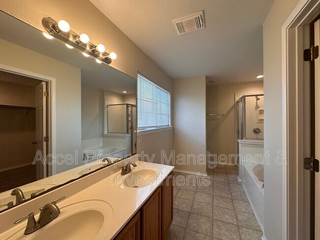 Building Photo - 819 Briarwood Dr