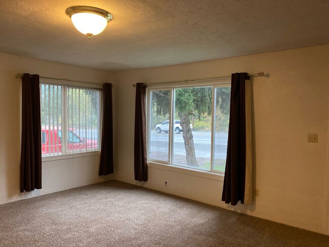 Building Photo - 3 bedroom available in the Glide school di...