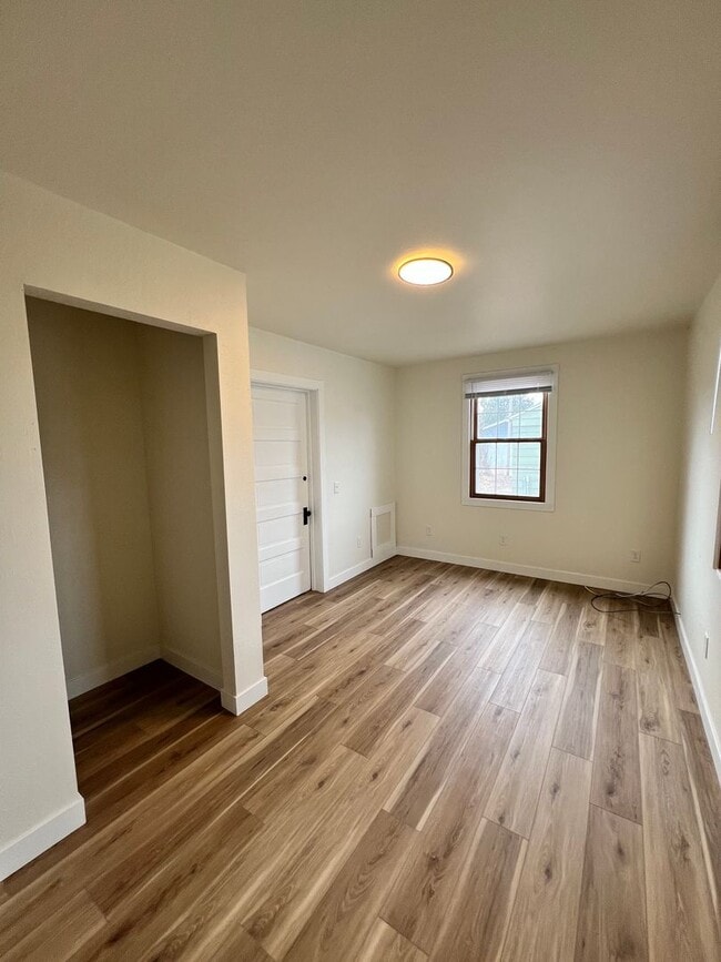 Building Photo - 835 Waugoo Ave