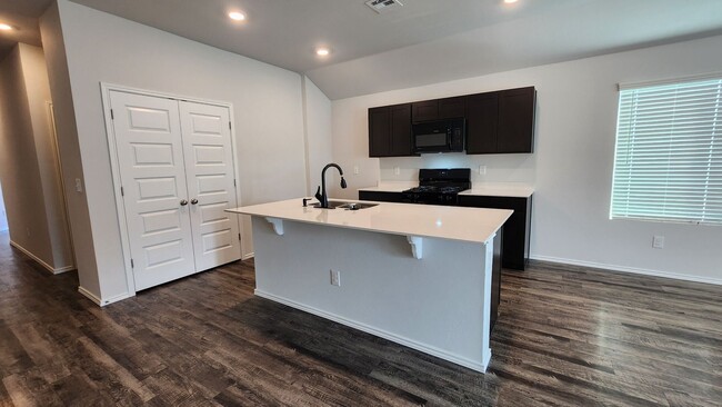 Building Photo - New Neighborhood Home - Edmond Schools