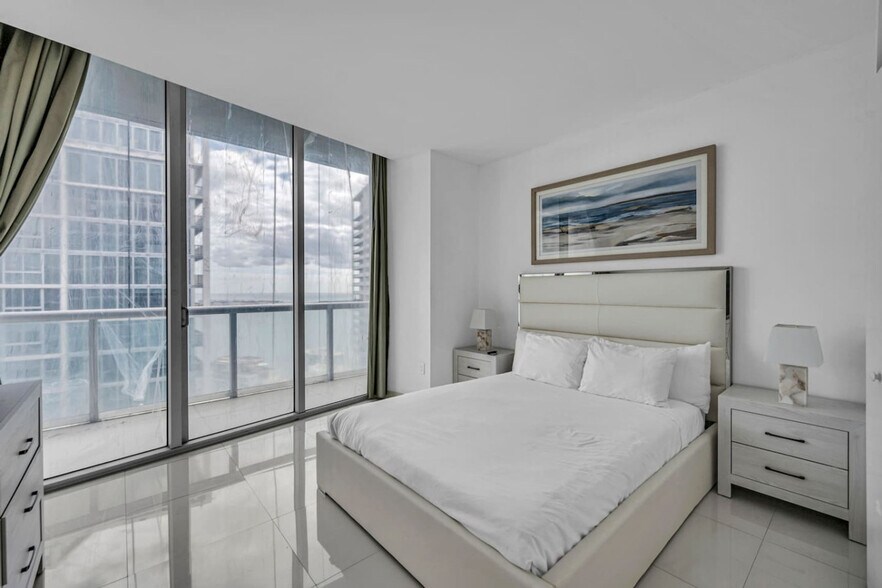 Building Photo - 485 Brickell Ave