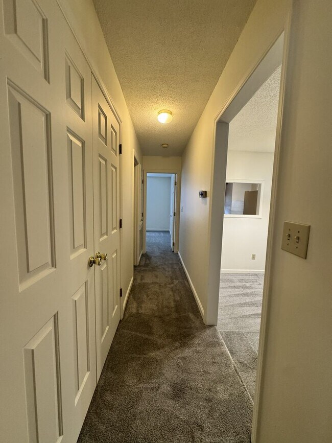 Building Photo - ****** HALF OFF FIRST FULL MONTH OF RENT!! ******
