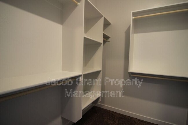 Building Photo - 650 Ruby Cir