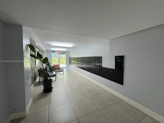 Building Photo - 9350 Fontainebleau Blvd