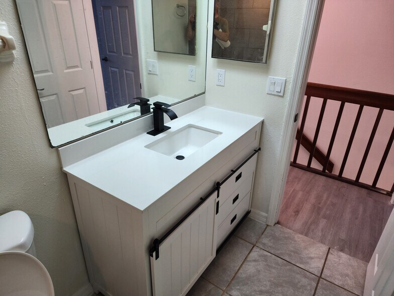 Building Photo - 3001 S Pines Dr