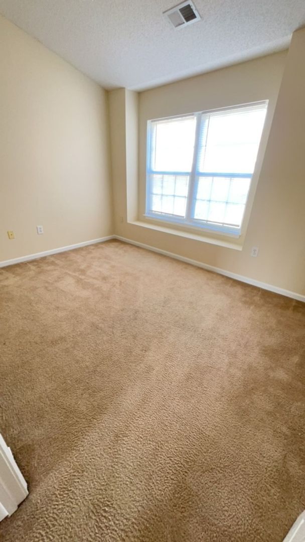 Building Photo - 2 BEDROOM TOWNHOME IN GATED COMMUNITY!