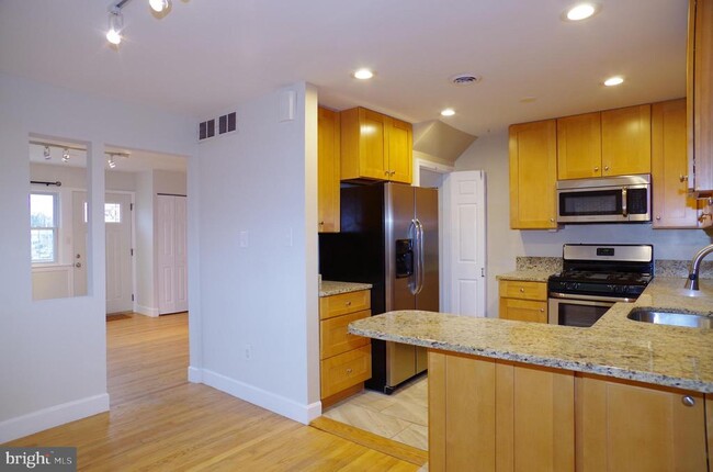 Building Photo - 6956 Westhampton Dr