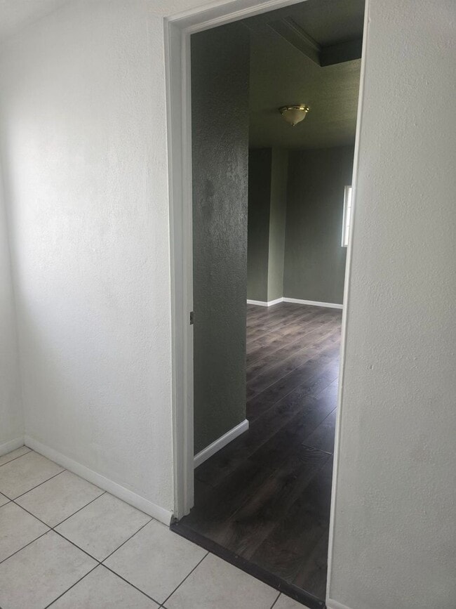 Building Photo - 3 Bedroom 1 Bathroom Home