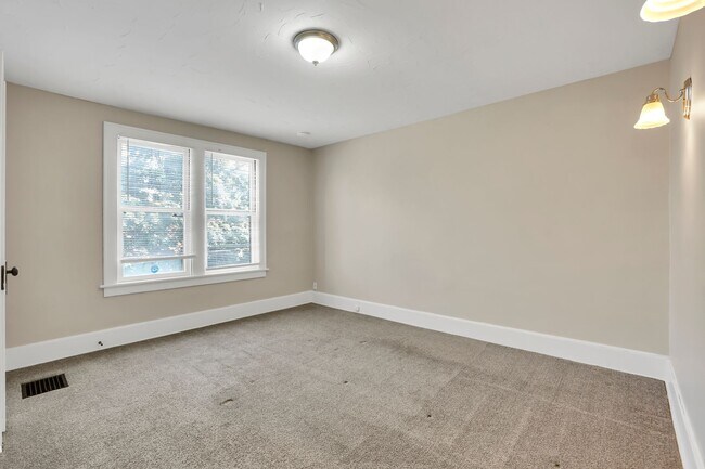 Building Photo - 461-463 Reinhard Ave