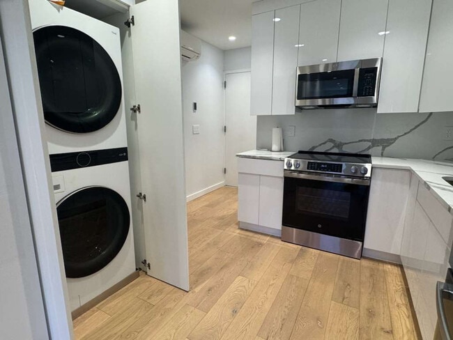 Building Photo - 53 W 82 St