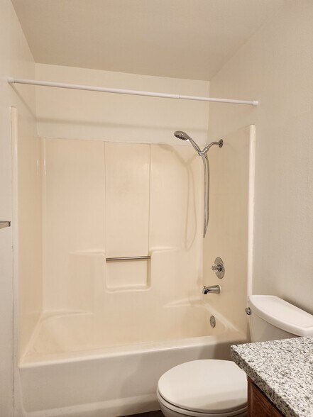 Hallway Bath Tub/Shower - 4617 N Charles Ave
