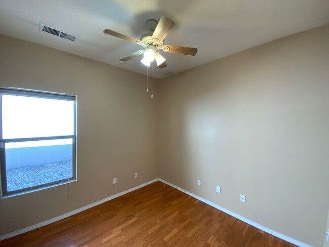 Building Photo - 3 Bedroom Single Story Home Available Near...