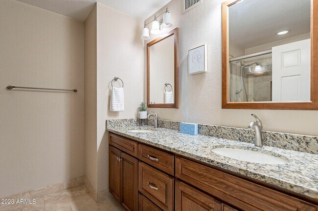 Building Photo - Beautiful full furnished home in desirable North Scottsdale