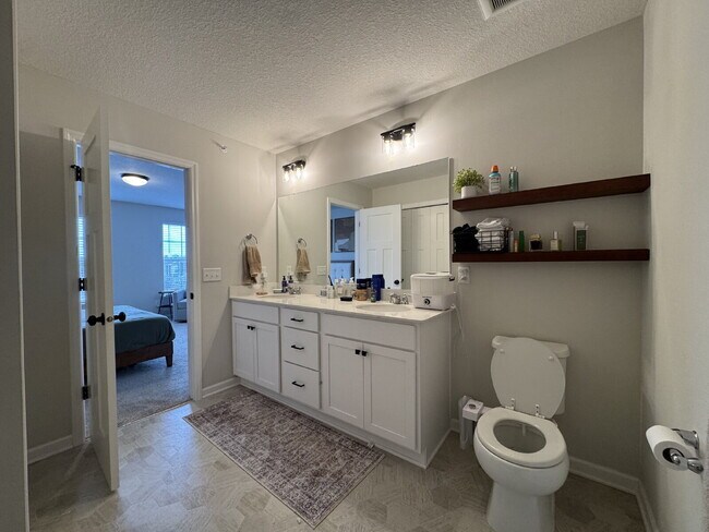 Building Photo - "Spacious 3-Bedroom Townhouse Oasis in West St Paul – 2.5 Baths & 2,268 Sq Ft of Comfort!"