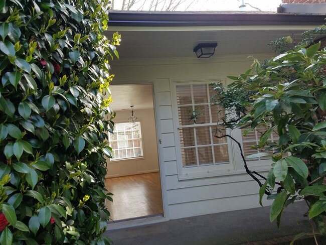 Interior Photo - Broadmoor Manor