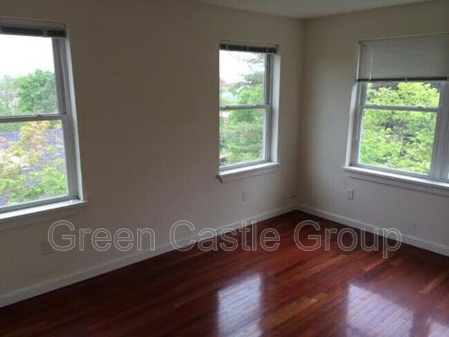 Building Photo - 323-325 College Street, Unit 6