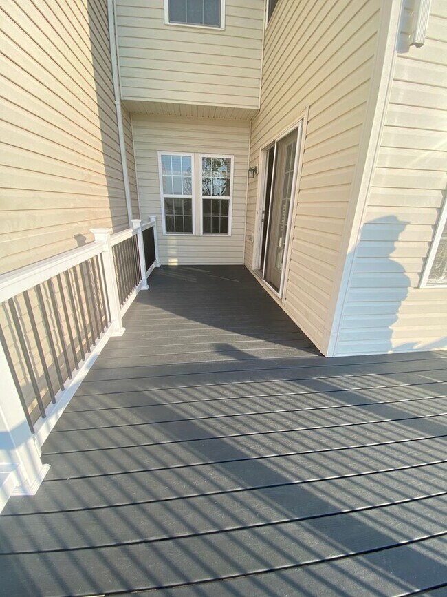 Building Photo - NORTH STAFFORD WELL MAINTAINED TOWNHOME FOR RENT