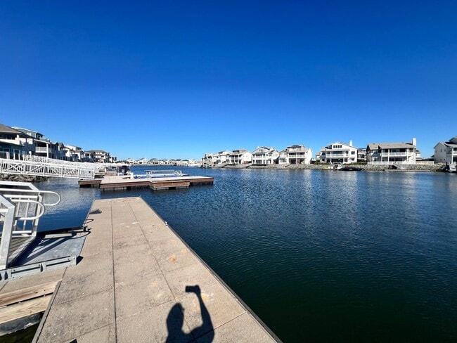 Building Photo - Waterfront Beauty