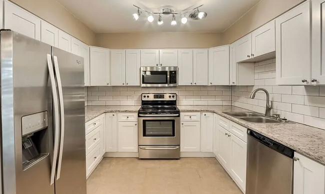 Building Photo - Charming & Spacious 5-Bedroom Home! Detach...