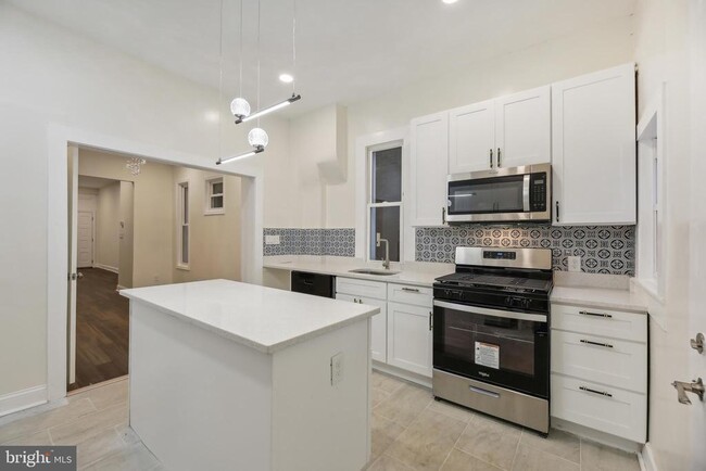 Building Photo - 3041 Belmont Ave