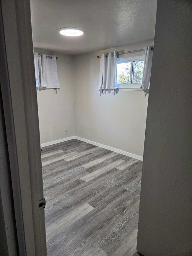 Building Photo - 1065 E 225 S