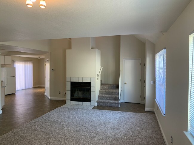 Building Photo - Great home near Shopping Centers!