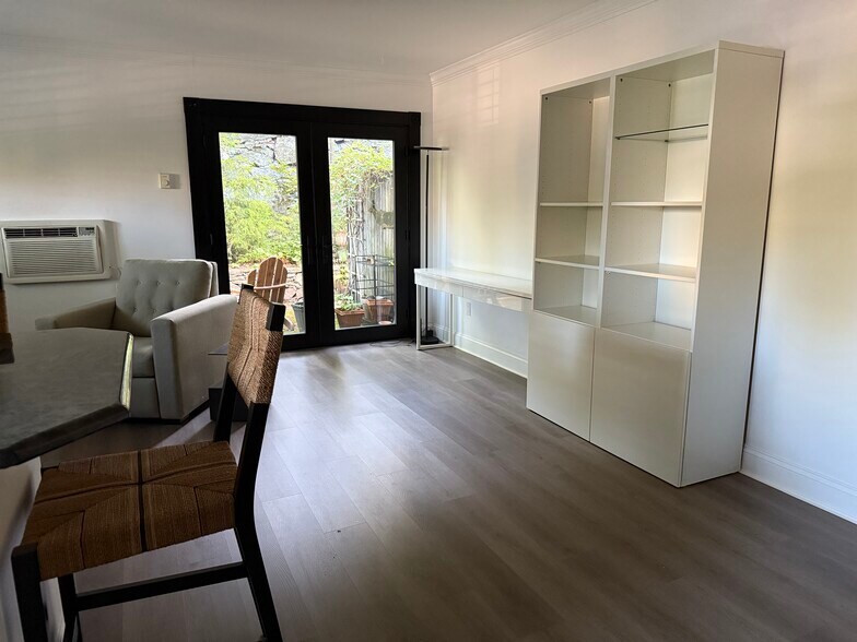 Building Photo - 392 S Main St