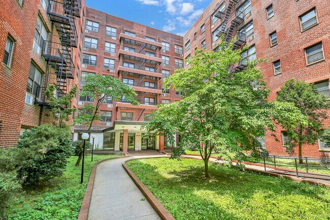 Building Photo - 1200 E 53rd St