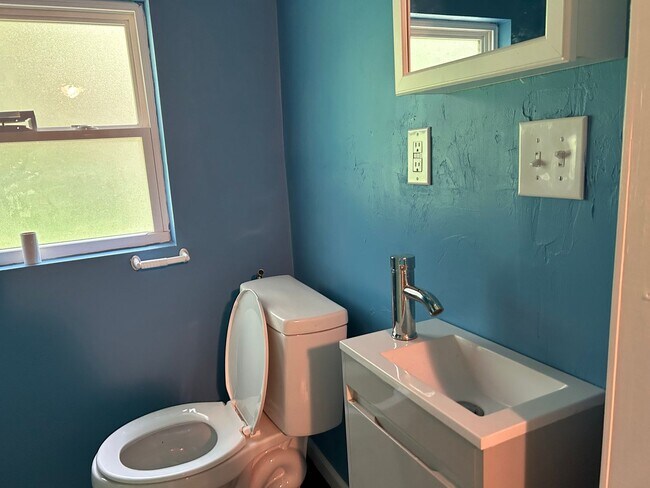 Building Photo - Charming 2 bedroom, 2 bath + bonus office ...