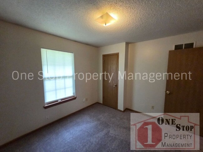 Building Photo - 3 Bedroom 1.5 Bathroom Duplex with 1 car garage in North Kansas City