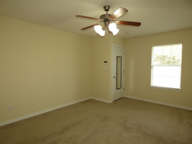 Building Photo - Great 4 Bedroom in Pensacola