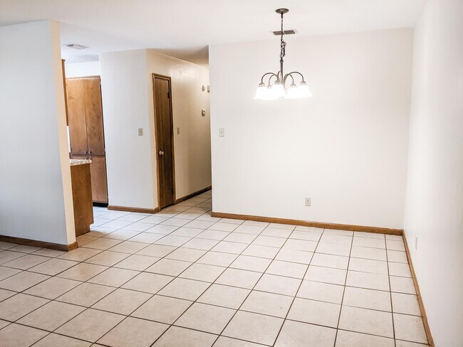 Building Photo - 1098 Rockbrook Ct