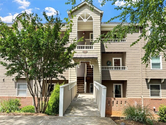 Building Photo - 9808 Emerald Point Dr